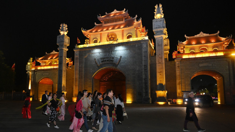 Les représentants des entreprises de voyage et les visiteurs ont été enchantés de pouvoir découvrir le sanctuaire de Hùng dans l’atmosphère nocturne. Photo : nhandan.vn