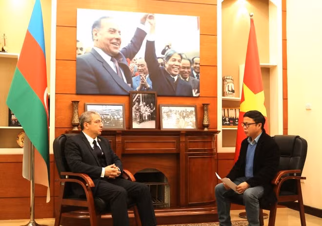 L’ambassadeur d’Azerbaïdjan au Vietnam, Shovgi Kamal Oglu Mehdizade, accorde une interview à l’Agence vietnamienne d’Information (VNA). Photo : VNA