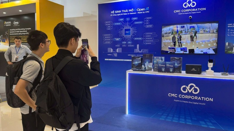 Les jeunes visitent et découvrent des produits technologiques lors de la Journée nationale de l’innovation 2025. Photo : nhandan.vn