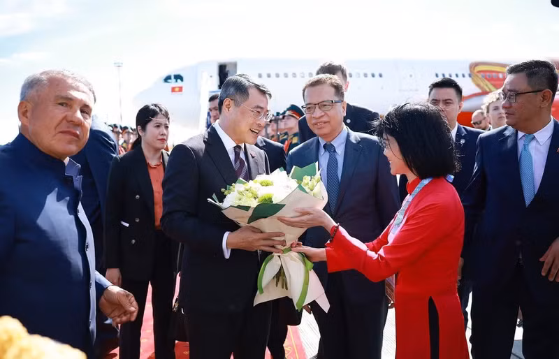 vna-potal-thu-tuong-bat-dau-chuyen-tham-du-hoi-nghi-cap-cao-ky-niem-35-nam-quan-he-asean-nga-tai-kazan-8830446.jpg