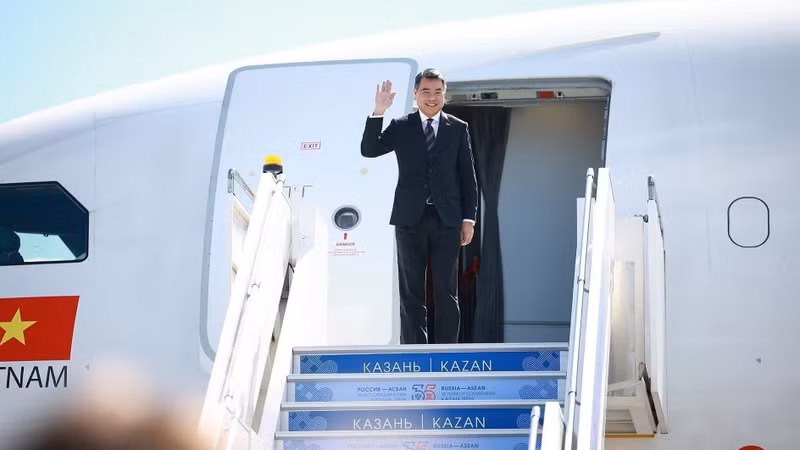 Le Premier ministre Le Minh Hung arrive à l’aéroport de Kazan pour participer au Sommet commémoratif du 35e anniversaire des relations ASEAN-Russie et à des activités bilatérales à Kazan, République du Tatarstan (Fédération de Russie). (Photo : VNA)
