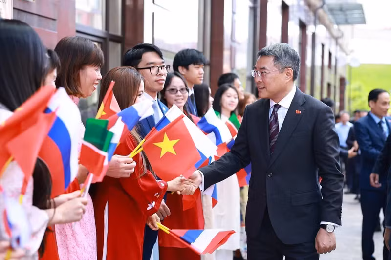 vna-potal-thu-tuong-bat-dau-chuyen-tham-du-hoi-nghi-cap-cao-ky-niem-35-nam-quan-he-asean-nga-tai-kazan-8830469.jpg