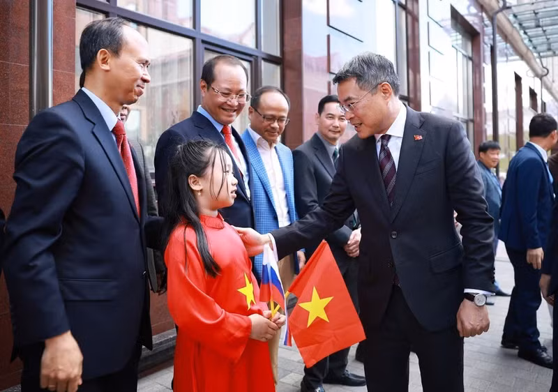 vna-potal-thu-tuong-bat-dau-chuyen-tham-du-hoi-nghi-cap-cao-ky-niem-35-nam-quan-he-asean-nga-tai-kazan-8830468.jpg
