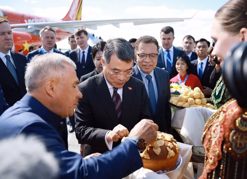 vna-potal-thu-tuong-bat-dau-chuyen-tham-du-hoi-nghi-cap-cao-ky-niem-35-nam-quan-he-asean-nga-tai-kazan-8830444.jpg