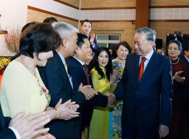 Le secrétaire général du Parti To Lam à la rencontre avec la communauté vietnamienne au Cambodge. Photo : VNA.
