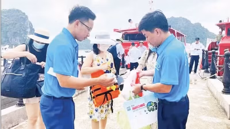 Les visiteurs se rendant sur l’île de Cô Tô sont encouragés à utiliser des sacs écologiques en remplacement des sacs en nylon et en plastique. Photo : nhandan.vn