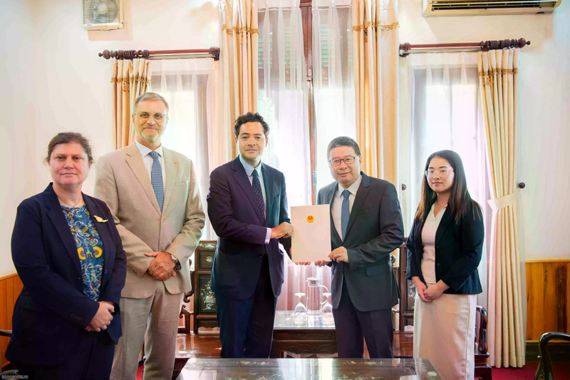 Le directeur du Département consulaire, Doan Hoang Minh, a remis l’agrément consulaire à Étienne Ranaivoson, nouveau Consul général de la France à Ho Chi Minh-Ville. Photo : baoquocte.vn