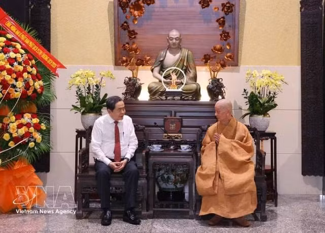 Le président de l’Assemblée nationale vietnamienne, Tran Thanh Man et le Vénérable Thich Tri Quang, patriarche suprême du Conseil de patronage de la Sangha bouddhiste du Vietnam. Photo : VNA 