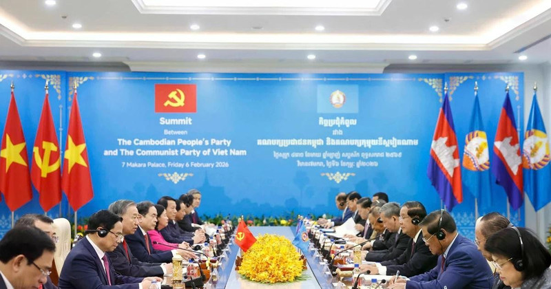 La rencontre entre le Comité central du Parti communiste du Vietnam et la Permanence du Comité central du Parti du peuple cambodgien. Photo : VNA.