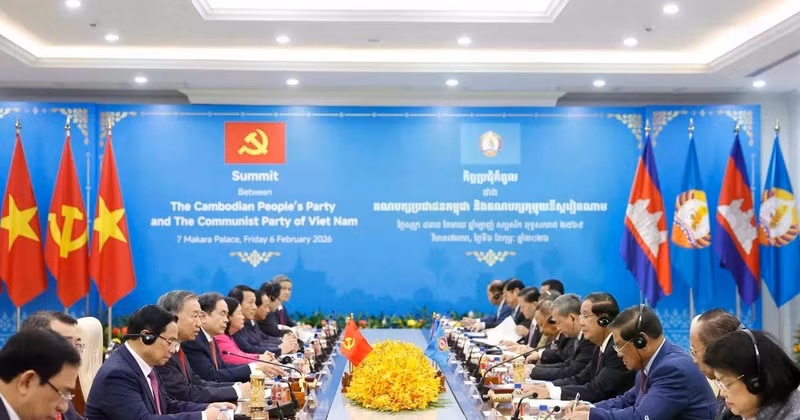 La rencontre entre le Comité central du Parti communiste du Vietnam et la Permanence du Comité central du Parti du peuple cambodgien. Photo : VNA.