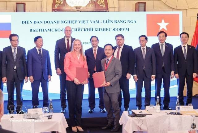 Le Premier ministre Pham Minh Chinh assiste à la signature d'accords de coopération entre des entreprises vietnamiennes et russes. Photo : VNA