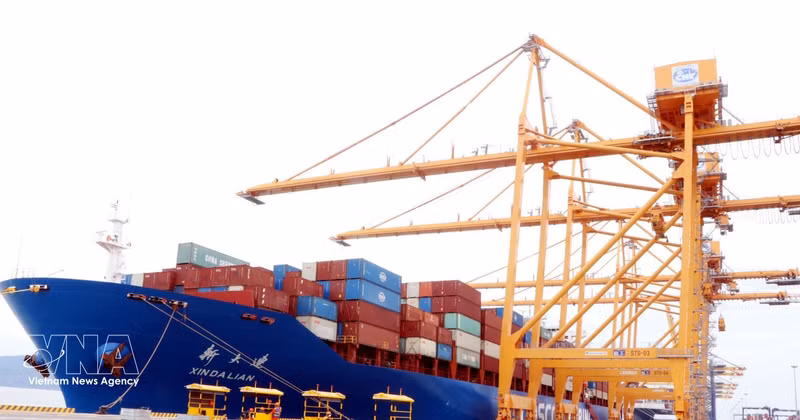 Le 14 décembre 2025, au terminal à conteneurs n°3 et n°4 du port international TIL Hai Phong, situé à Lach Huyen, la Société par actions du Port de Hai Phong a organisé une cérémonie pour célébrer le passage du deux millionième EVP (TEU) transitant par le Port de Hai Phong en 2025. Photo : VNA