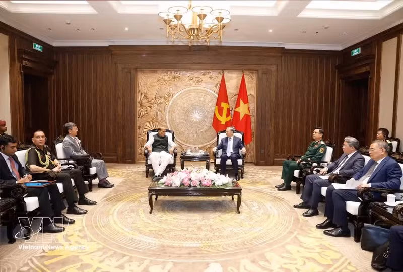 La rencontre entre le secrétaire général du Parti communiste du Vietnam et président vietnamien To Lam et le ministre indien de la Défense Rajnath Singh, à Hanoï. Photo : VNA