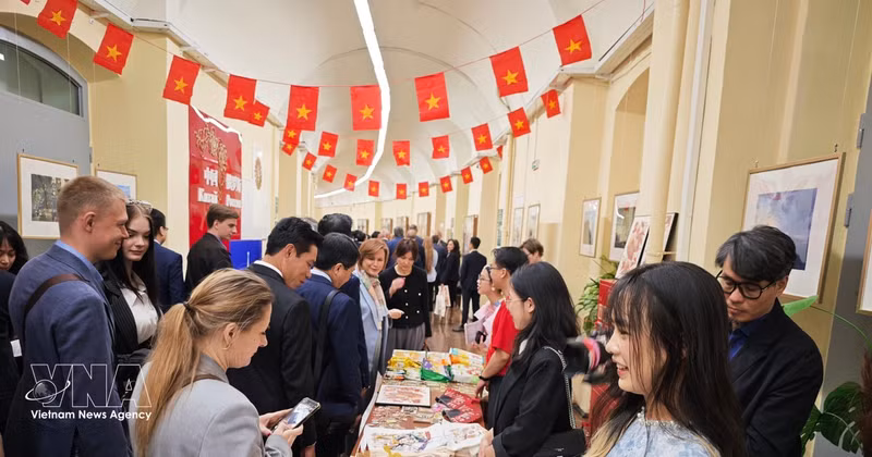 Séminaire "Journée économique du Vietnam" le 18 mai à l'Université d'État d'économie de Saint-Pétersbourg, dans le cadre de la Semaine du Vietnam à Saint-Pétersbourg. Photo : VNA.