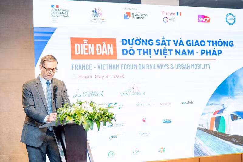 L'ambassadeur de France au Vietnam, Olivier Brochet, a réaffirmé sa pleine compréhension des exigences liées à un système technologique de pointe et à une sécurité absolue, dans le contexte où le Vietnam est en quête de solutions innovantes pour son réseau ferroviaire.