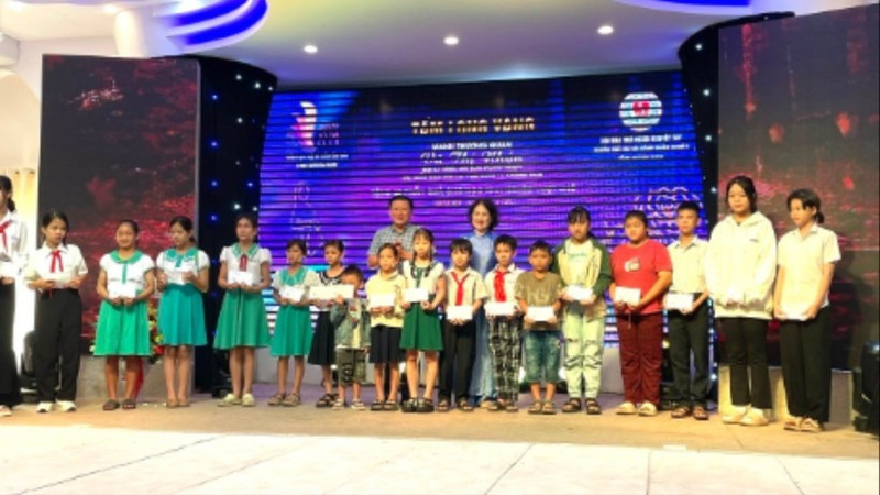 Des élèves défavorisés mais studieux ont reçu des cadeaux de la part des représentants du comité d’organisation lors de l’événement. Photo: nhandan.vn