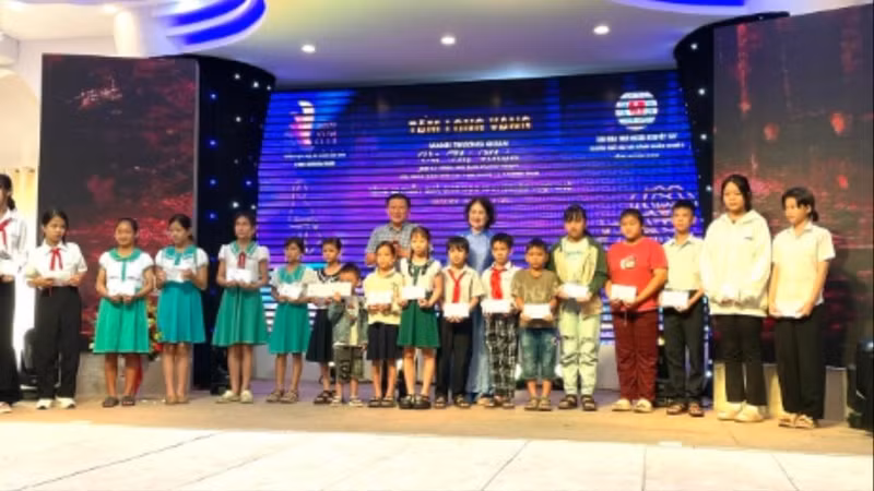 Des élèves défavorisés mais studieux ont reçu des cadeaux de la part des représentants du comité d’organisation lors de l’événement. Photo: nhandan.vn