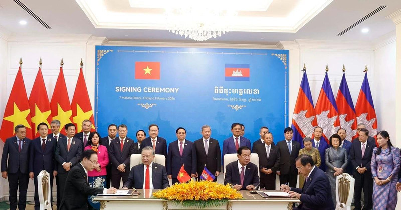 De nombreux accords de coopération ont été signé entre le Vietnam et le Cambpdge lors de la visite de To Lam au Cambodge. Photo : VNA.
