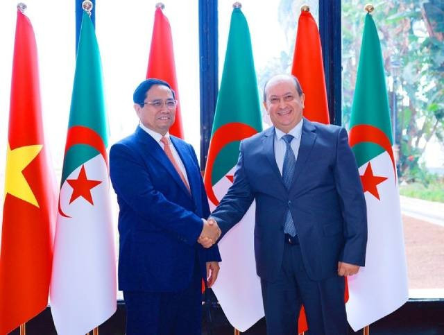 Le Premier ministre Pham Minh Chinh (gauche) et son homologue algérien Sifi Ghrieb. Photo : VNA.