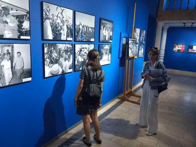 L’exposition documentaire intitulée « Les relations d’amitié durables entre l’Ouzbékistan et le Vietnam », organisée par l’Association d’amitié Ouzbékistan – Vietnam en avril 2025.Photo : VNA. 