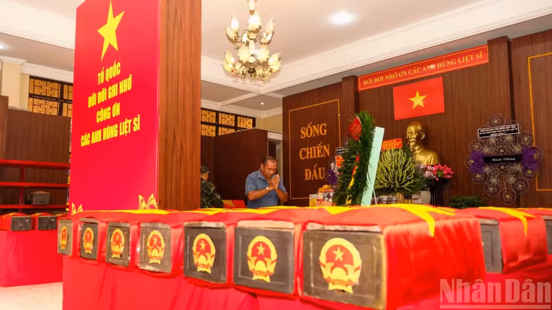Ces derniers jours, le parc Le Thi Rieng, situé dans le quartier de Hoa Hung à Hô Chi Minh-Ville, est devenu un lieu de recueillement pour un grand nombre d'habitants. Beaucoup y apportent des fleurs fraîches, de l'encens et des offrandes afin d'honorer la mémoire des héros et martyrs pendant les opérations de recherche et d'exhumation des dépouilles.