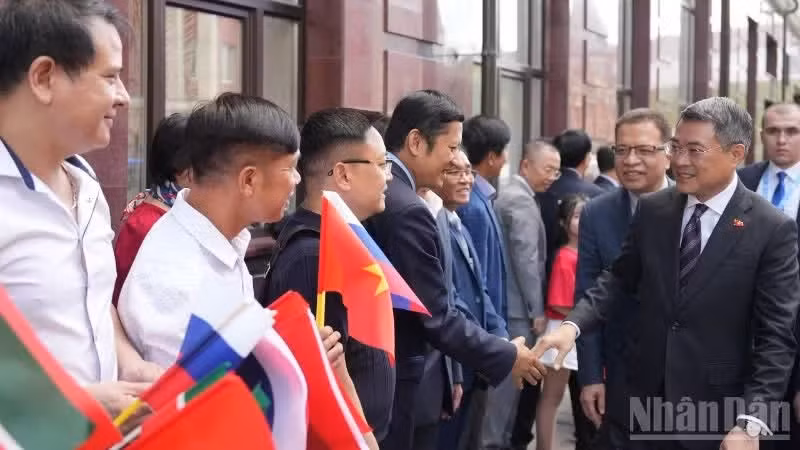 Des responsables et employés de l’Ambassade et du Consulat général du Vietnam, ainsi que des représentants de la communauté vietnamienne en Fédération de Russie, ont accueilli le Premier ministre Le Minh Hung. (Photo : nhandan.vn)