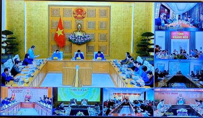 Le Premier ministre a convoqué cette réunion afin de mettre à jour la situation, ainsi que la mise en œuvre des tâches et solutions de prévention et de réponse, conformément aux instructions du Bureau politique, du gouvernement et du Premier ministre. Photo: VNA