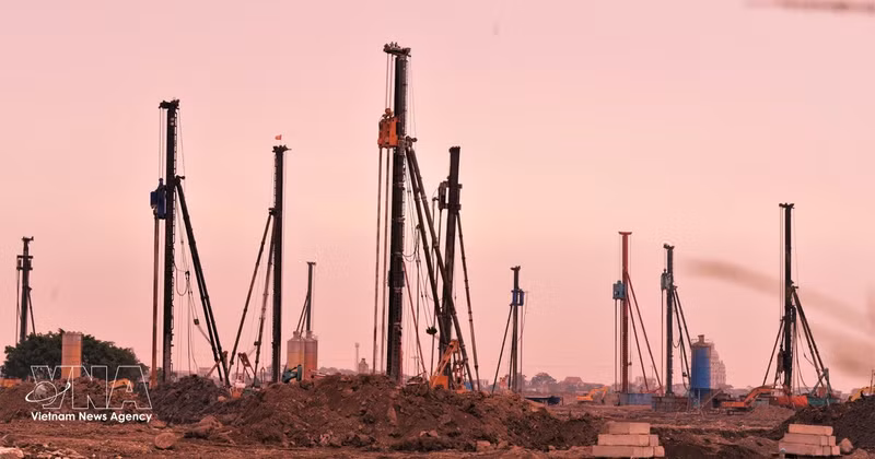 Lever du jour sur le chantier de l’aéroport international de Gia Binh. Photo: VNA