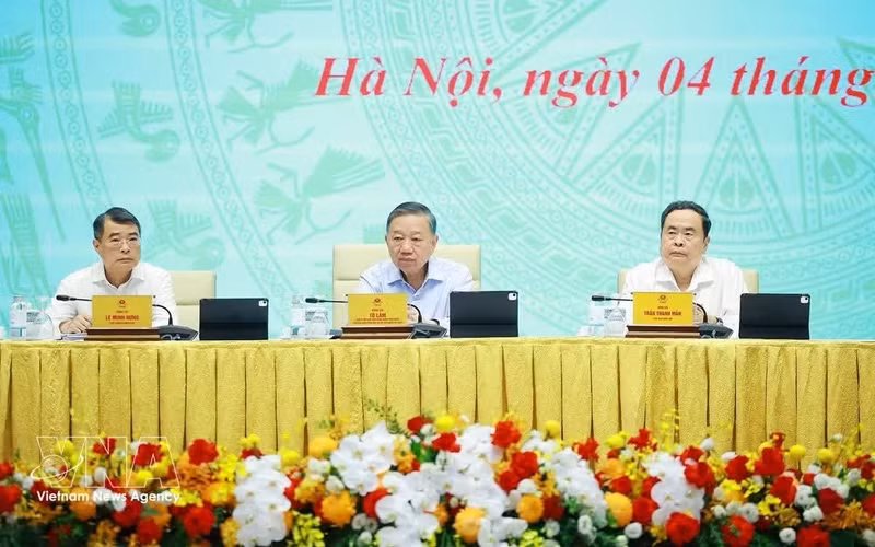 La réunion s’est déroulée en présence du secrétaire général du Parti et président de la République, To Lam (centre), du Premier ministre Le Minh Hung, du président de l’Assemblée nationale Tran Thanh Man. Photo: VNA