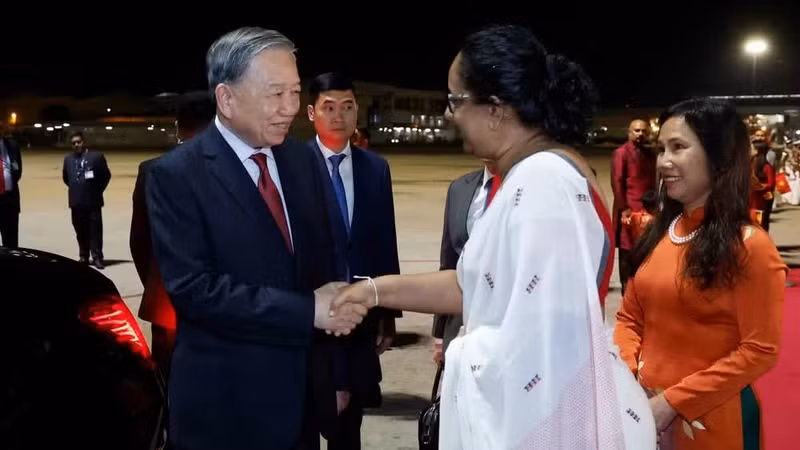La Première ministre sri-lankaise Harini Amarasuriya accueille le secrétaire général du PCV et président vietnamien To Lam, à l’aéroport international Bandaranaike. (Photo : VNA)