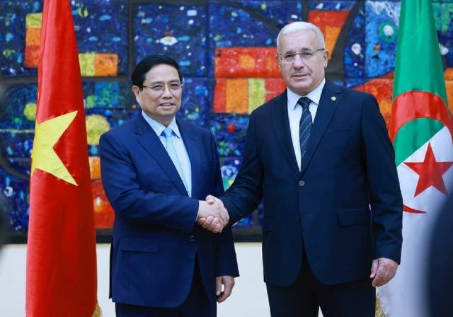 Le Premier ministre Pham Minh Chinh (gauche) rencontre le président de l'Assemblée populaire nationale d'Algérie, Ibrahim Boughali. Photo : VNA. 