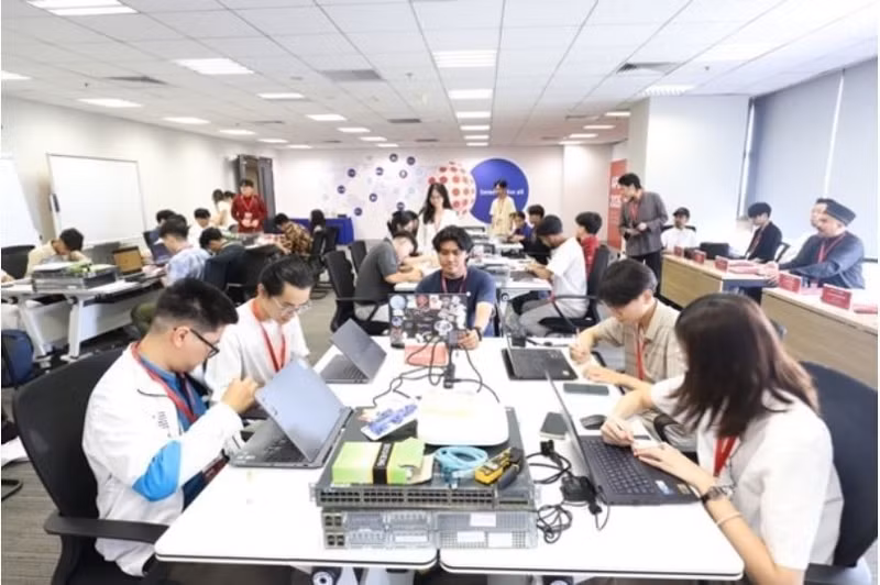 Au camp APIE 2026, les participants acquièrent des connaissances fondamentales sur le déploiement d'infrastructures réseau, la connectivité des équipements réseau et la mise en œuvre de réseaux sans fil. Photo : mst.gov.vn