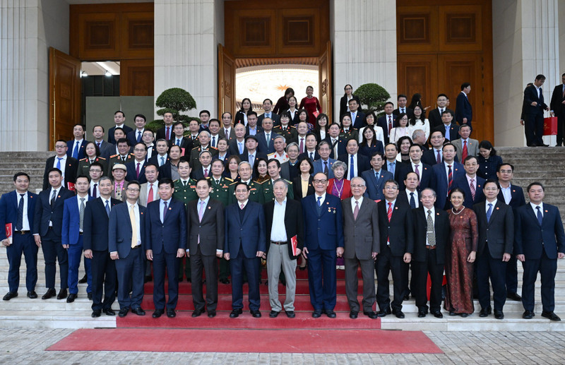 Le Premier ministre Pham Minh Chinh et les délégués présents à la cérémonie commémorant le 50ᵉ anniversaire de la création du Comité national des frontières. Photo : nhandan.vn