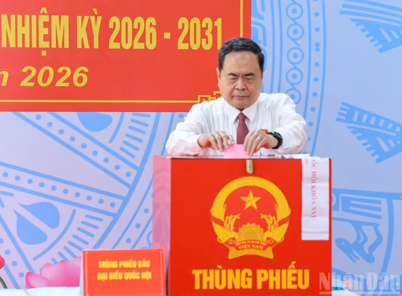 Le président de l’Assemblée nationale et président du Conseil électoral national, Tran Thanh Man, exerce son droit de vote au bureau de vote no 14, commune de Hoc Mon, à Hô Chi Minh-Ville.