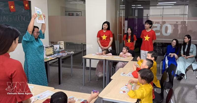 Les enseignants de vietnamien du CVCEC et du Viet Youth Readiness Hub animent un cours de vietnamien destiné aux enfants de la communauté vietnamienne au Canada. Photo : VNA.