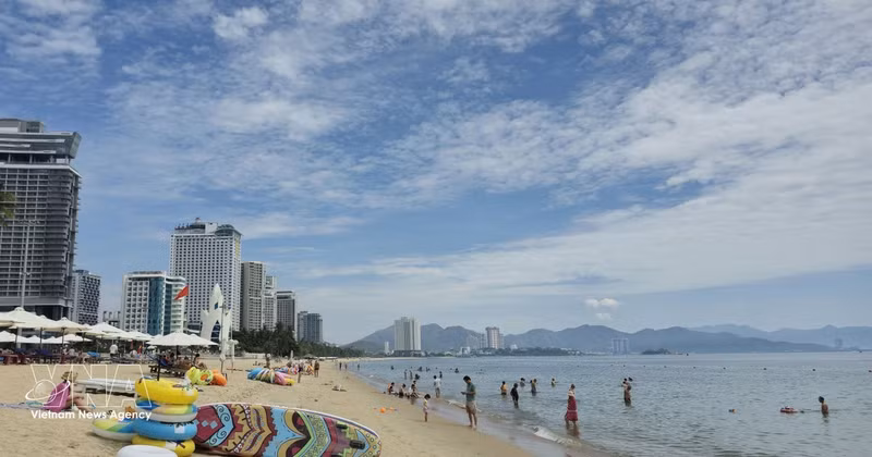 La plage de Nha Trang, province de Khanh Hoa, attire les touristes. Photo de : VNA.