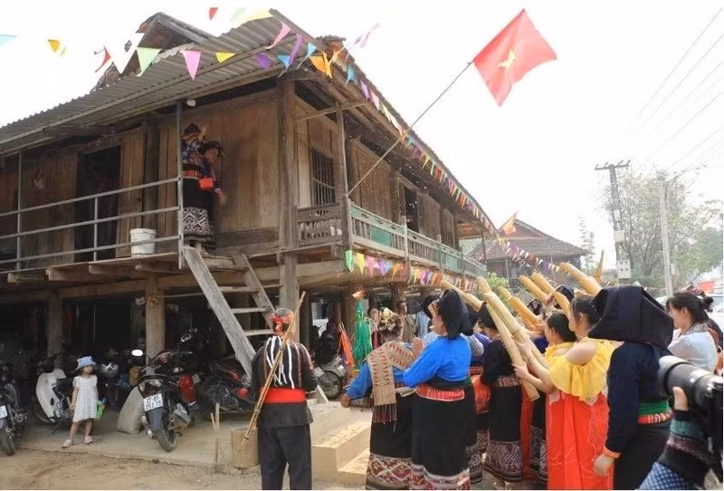 nhieu-dan-toc-o-dien-bien-van-giu-net-van-hoa-o-nha-san-truyen-thong.jpg