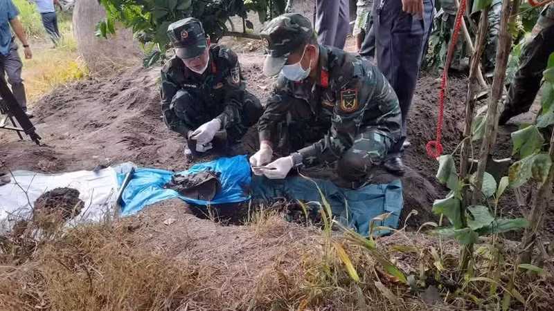 Les forces compétentes ont retrouvé les restes du soldat tombé au combat ainsi que plusieurs objets. (Photo : Quoc Khanh)