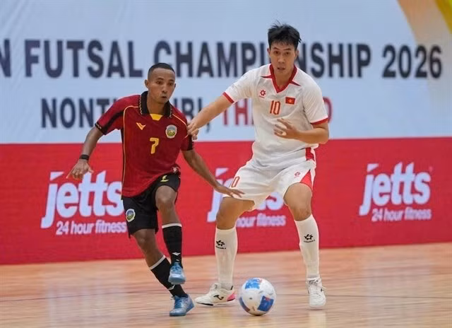 Nguyên Thinh Phát (à droite) en action lors du match opposant le Vietnam au Timor Leste, dans le groupe A du Championnat de futsal de l'ASEAN 2026, en Thaïlande, le le 7 avril. Photo : VFF