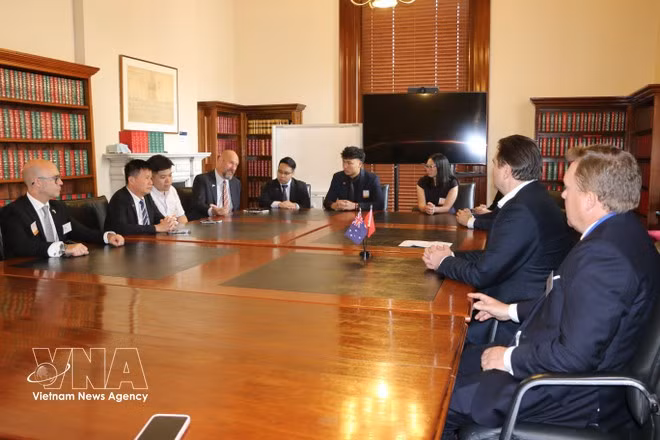 Séance de travail entre des représentants de VPAM, de VIFC et d'entreprises vietnamiennes avec Export Finance Australia (EFA), un organisme de financement des exportations relevant du gouvernement australien. Photo : VNA.