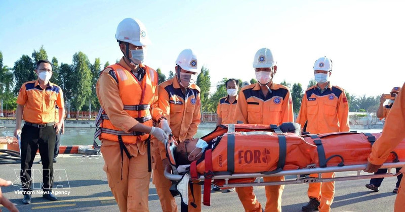 Ramener à terre le marin malade. Photo : VNA