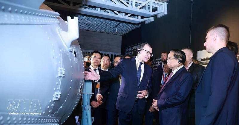 Le Premier ministre Pham Minh Chinh visite le Musée « Atom » à Moscou. Photo : VNA.