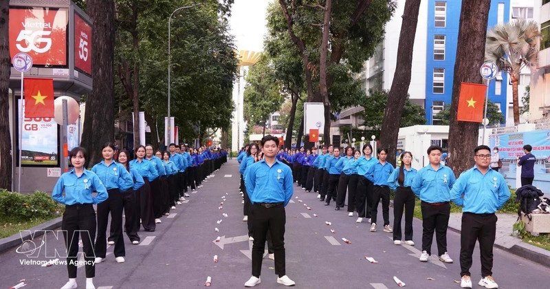 Des jeunes participent à une performance collective lors du Festival de la jeunesse de Ho Chi Minh-Ville 2026. Photo : VNA