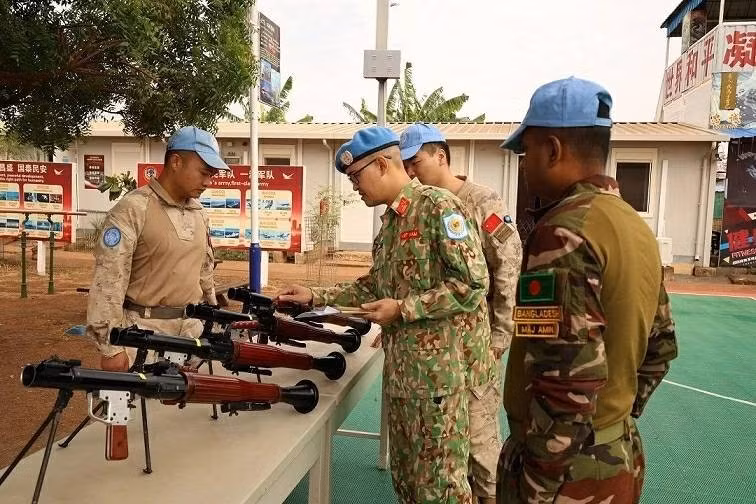 Le commandant Ngo Quoc Cuong est également un expert en technique. Photo : baoquocte.vn