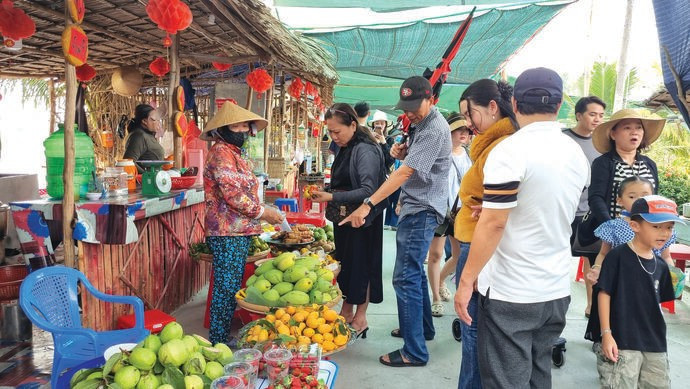 Les visiteurs au marché de Ben Nhut à An Giang. Photo : Saigontourist/CVN.