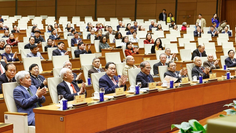Le président de l’Assemblée nationale, Tran Thanh Man, et les délégués lors de la rencontre. Photo : VNA