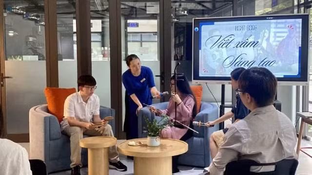 L’artisane Mai Tuyet Hoa partage son expérience du chant xẩm avec des élèves.