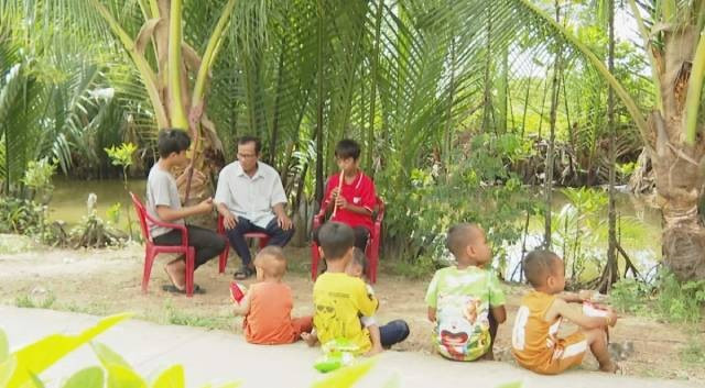 Les enfants jouent de la musique folklorique traditionnelle de leur peuple sous la direction attentive de M. Tran Soc. Photo : VOV.