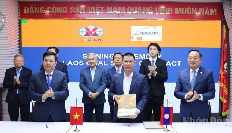 La signature d’un contrat de charbon entre les sociétés vietnamiennes et Xekong Energy (Laos). Photo: nhandan.vn
