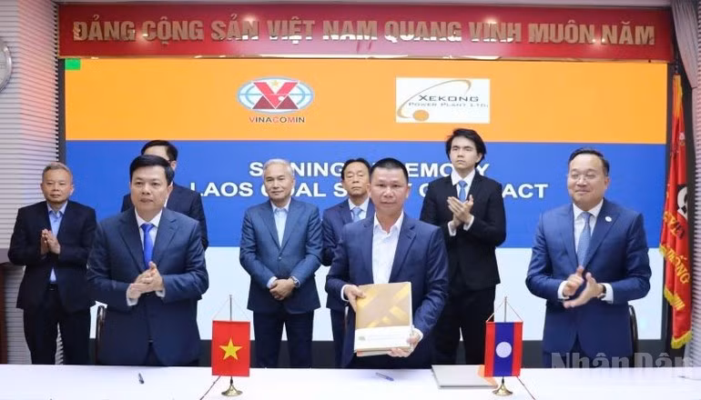 La signature d’un contrat de charbon entre les sociétés vietnamiennes et Xekong Energy (Laos). Photo: nhandan.vn